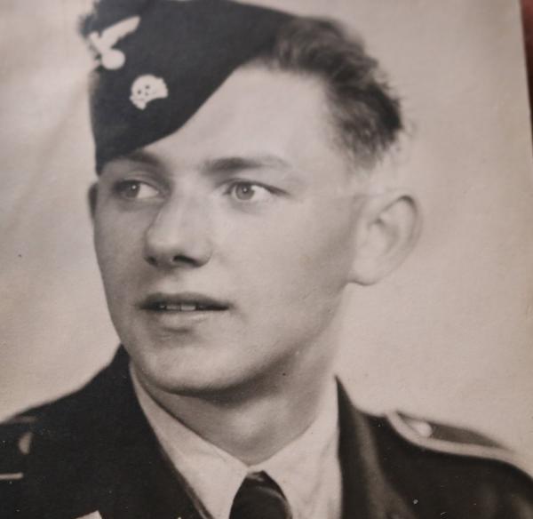 zwei tolle Portraits - SS-Panzermann mit Schiffchen - SS-Pz-Regt. und Rückseite BDM-Mädel original